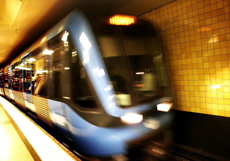 Grönt ljus för blåa linjen  Tanken är att den blå linjen ska fortsätta från Kungsträdgården till Nacka Forum. Projektet ska avlasta knutpunkter som Slussen och ger möjlighet till 40 000 nya bostäder med ”attraktiv kollektivtrafik”.