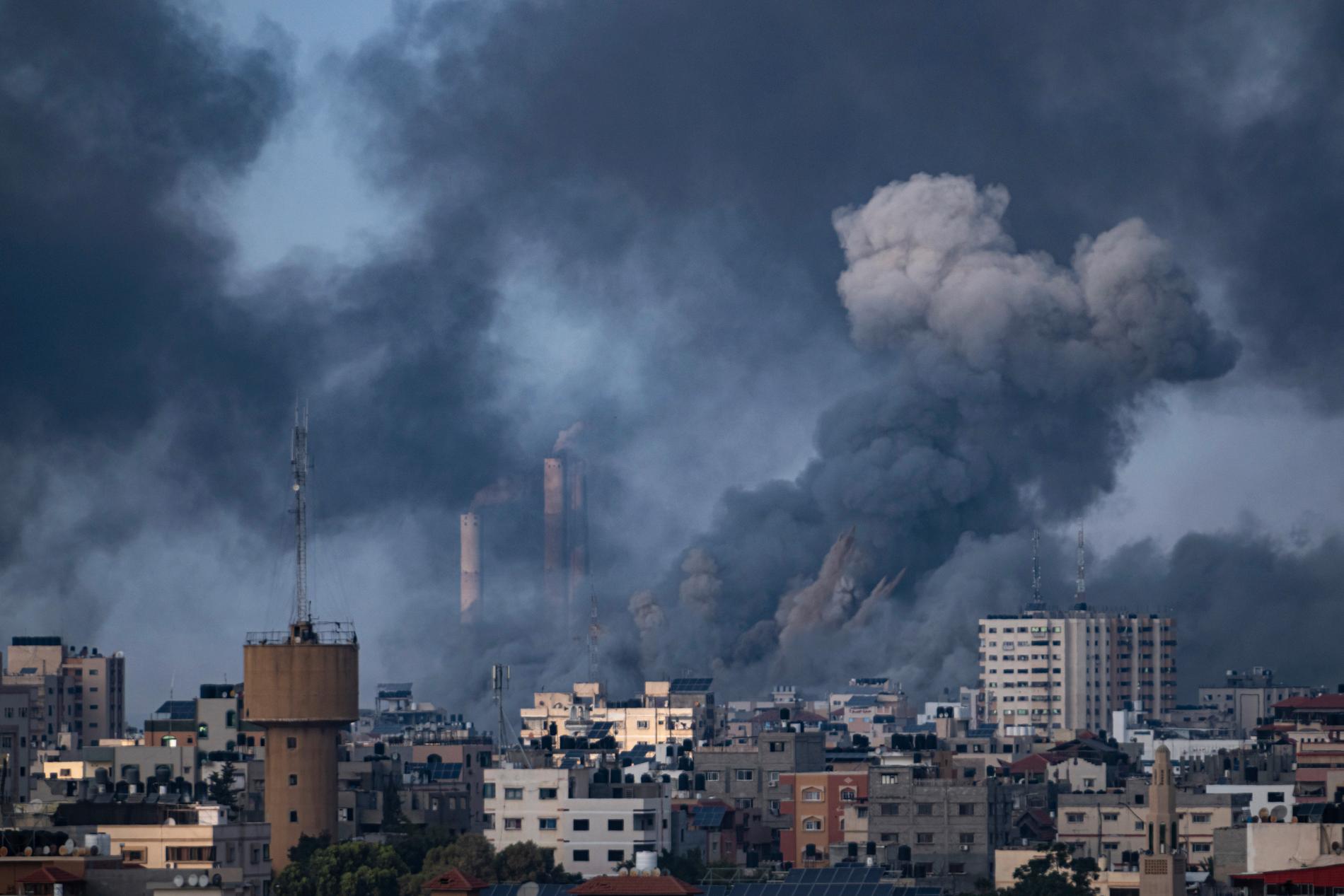 Rök stiger från Gaza efter ett av de israeliska bombattackerna. Bilden är från i torsdags.