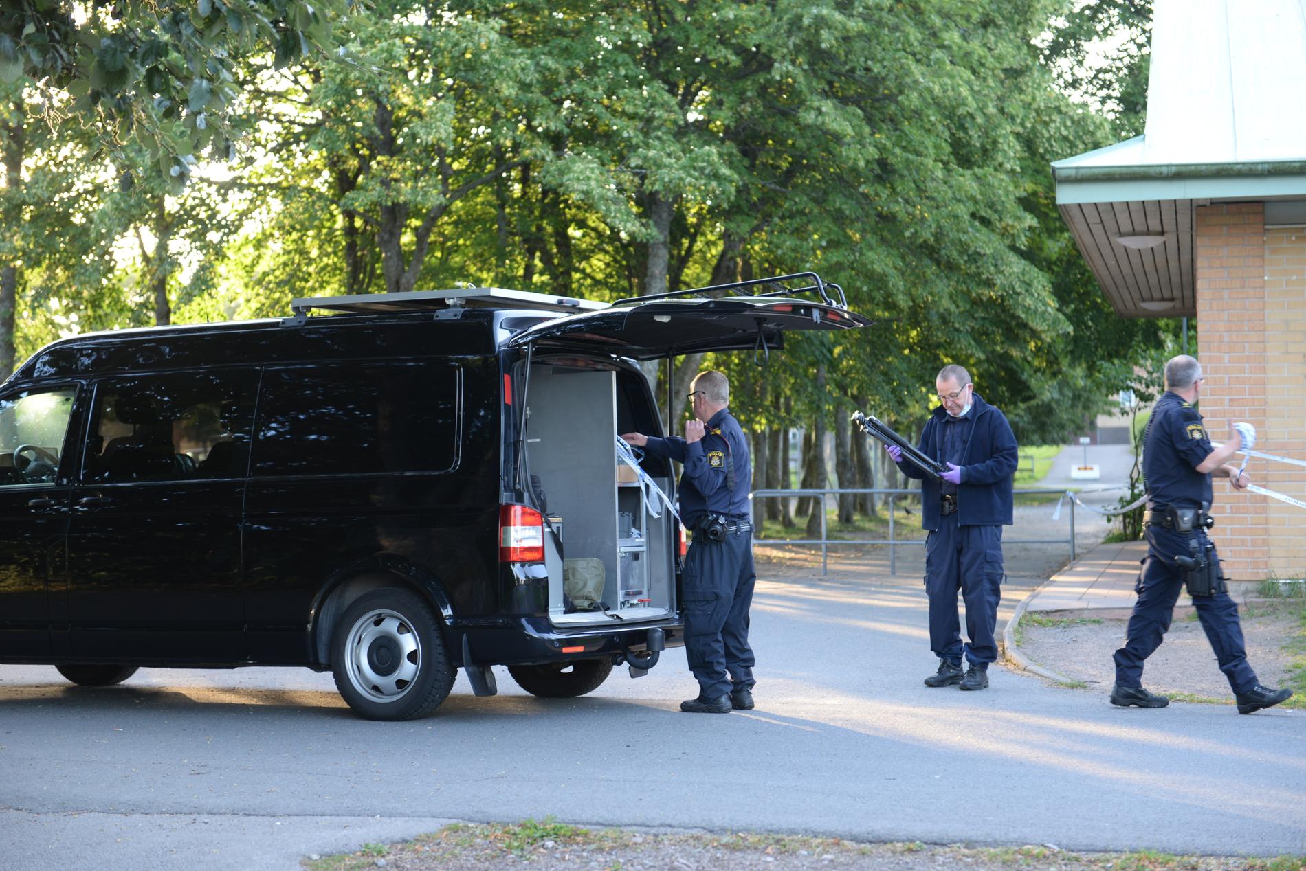 Polisens tekniker undersöker området kring Rörstorspsskolan i Värnamo där en man blev skjuten med flera skott. 