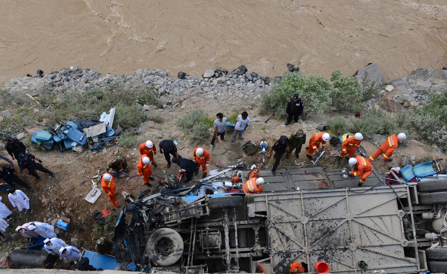 Räddningsarbetare letar överlevare efter busskraschen i Tibet.