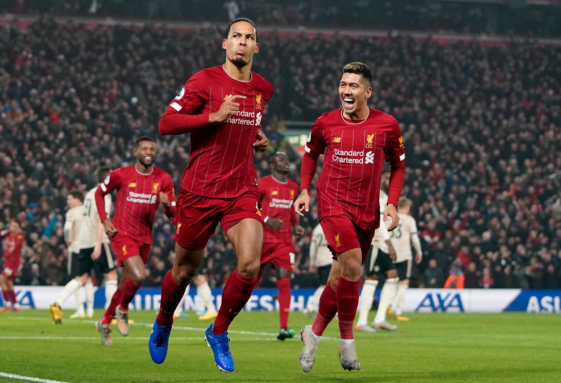 Liverpools Virgil van Dijk, till vänster, firar 1–0-målet mot Manchester United.