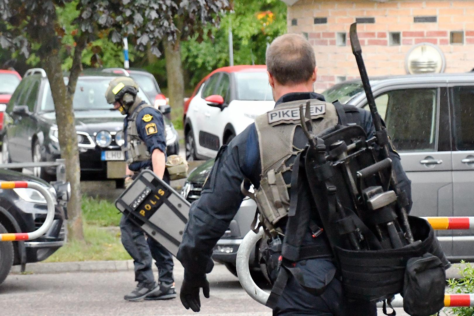 Polisen slår till mot en bostad i Arlöv.