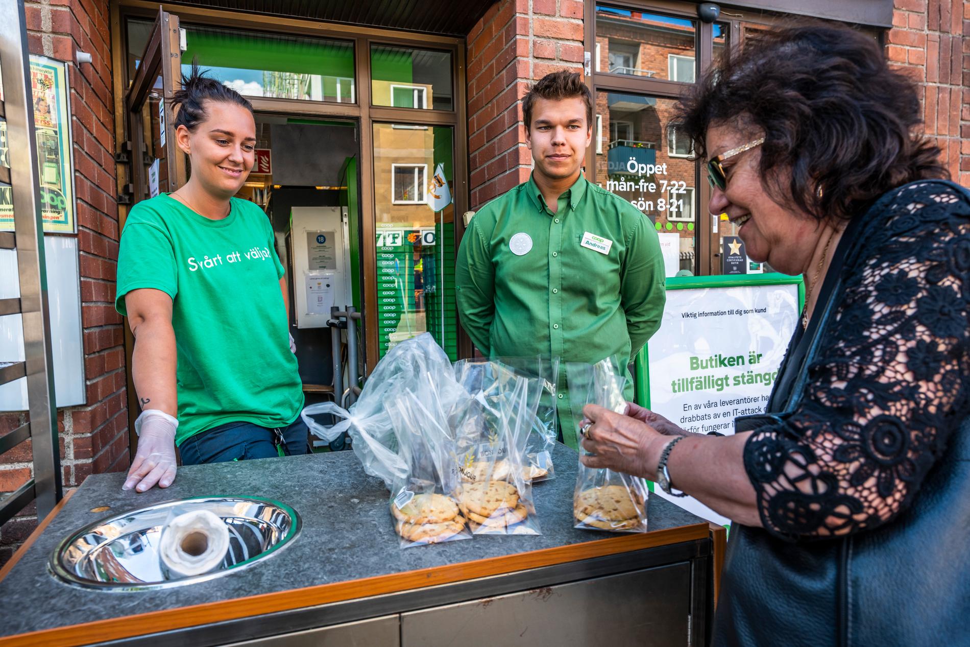  Mikaela Jacobson och Andreas Stenberg bjuder kunder på gratis mjölk och fikabröd utanför butiken i Västertorp. 