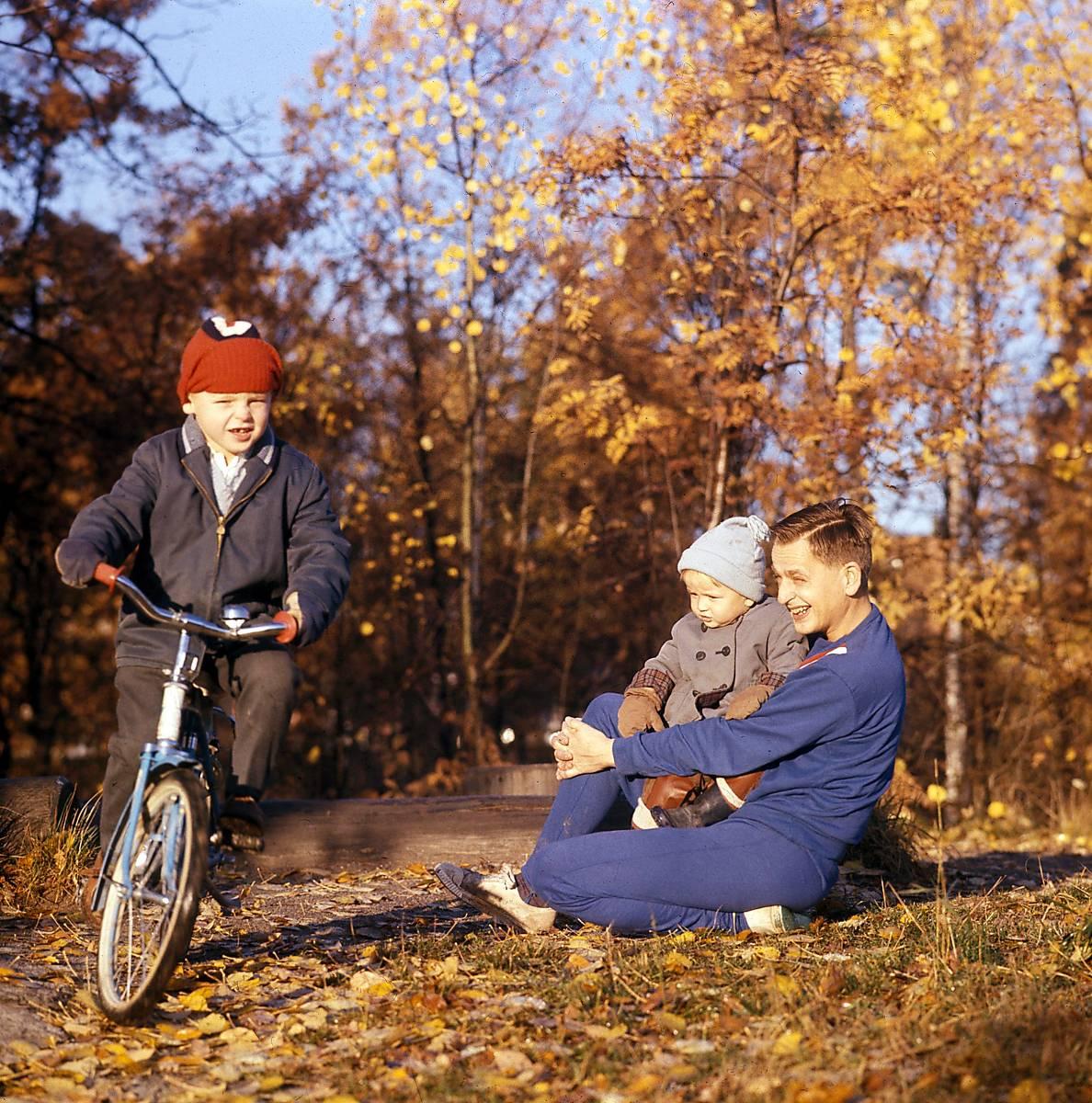 Bild ur filmen där Olof Palme hösten 1963 leker med barnen Joakim och Mårten.