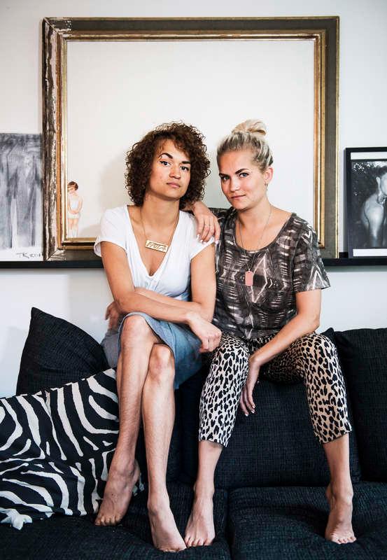 Systrarna Bianca och ­Tiffany Kronlöf bor och arbetar tillsammans. Mycket av arbetet gör de hemma i sitt eget vardagsrum, där de ­spelade in humorserien ”Full patte” tillsammans med regissören och manusförfattaren Sara Haag.