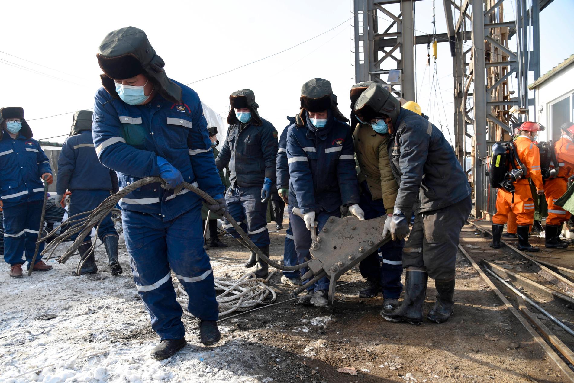 Räddningsarbetare vid den guldgruva i Shandongprovinsen som devis rasat samman.