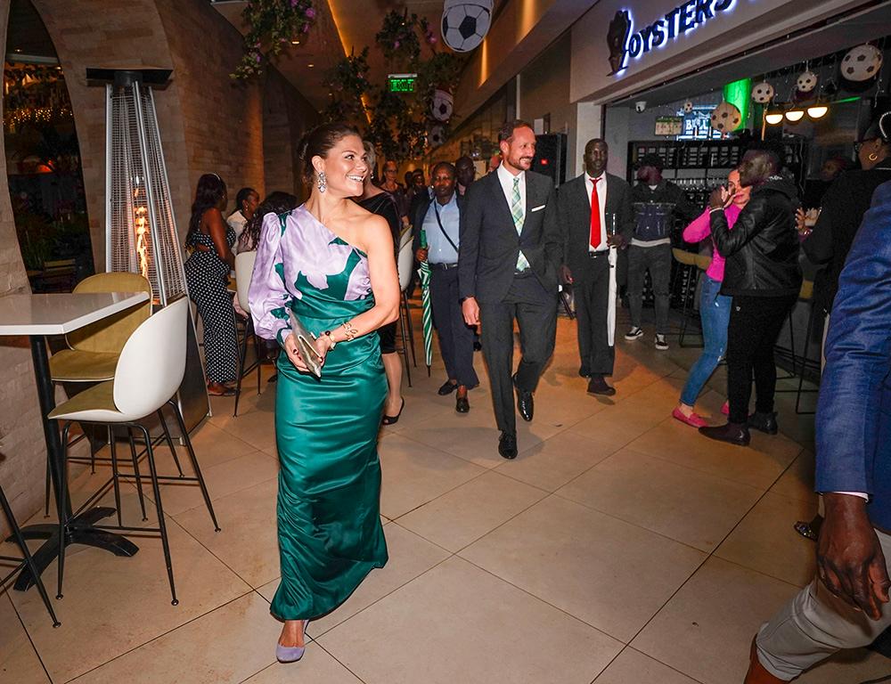 Kronprinsessan Victoria och kronprins Haakon gör entré på Trademark Hotel i Nairobi där UNDP arrangerar en middag. På väg in på hotellet stöter de på ett dansande par - och fotbollsmatchen mellan Spanien och Kroatien på storbildsskärm. 