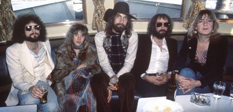Bandets klassiska uppställning 1975-87. Två par flankerar Mick Fleetwood: till vänster Lindsey Buckingham och Stevie Nicks, till höger John McVie och Christine McVie.