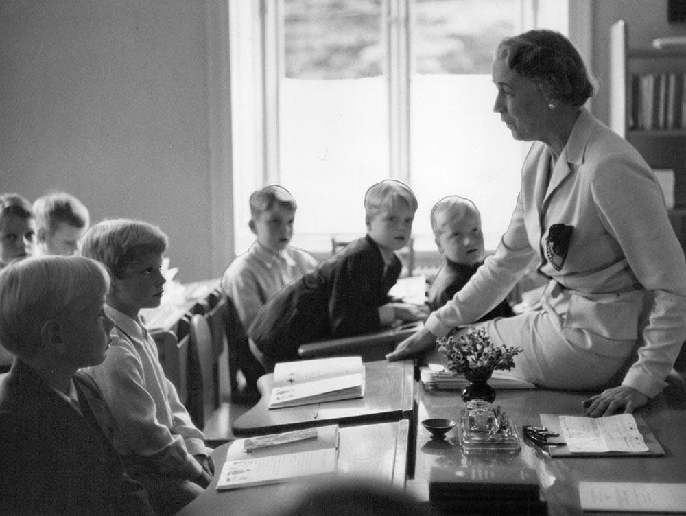 Kronprins Carl Gustaf började i Broms skola 1957. Fru Broms har samlat hela klassen till första lektionen vid starten av det andra skolåret. 