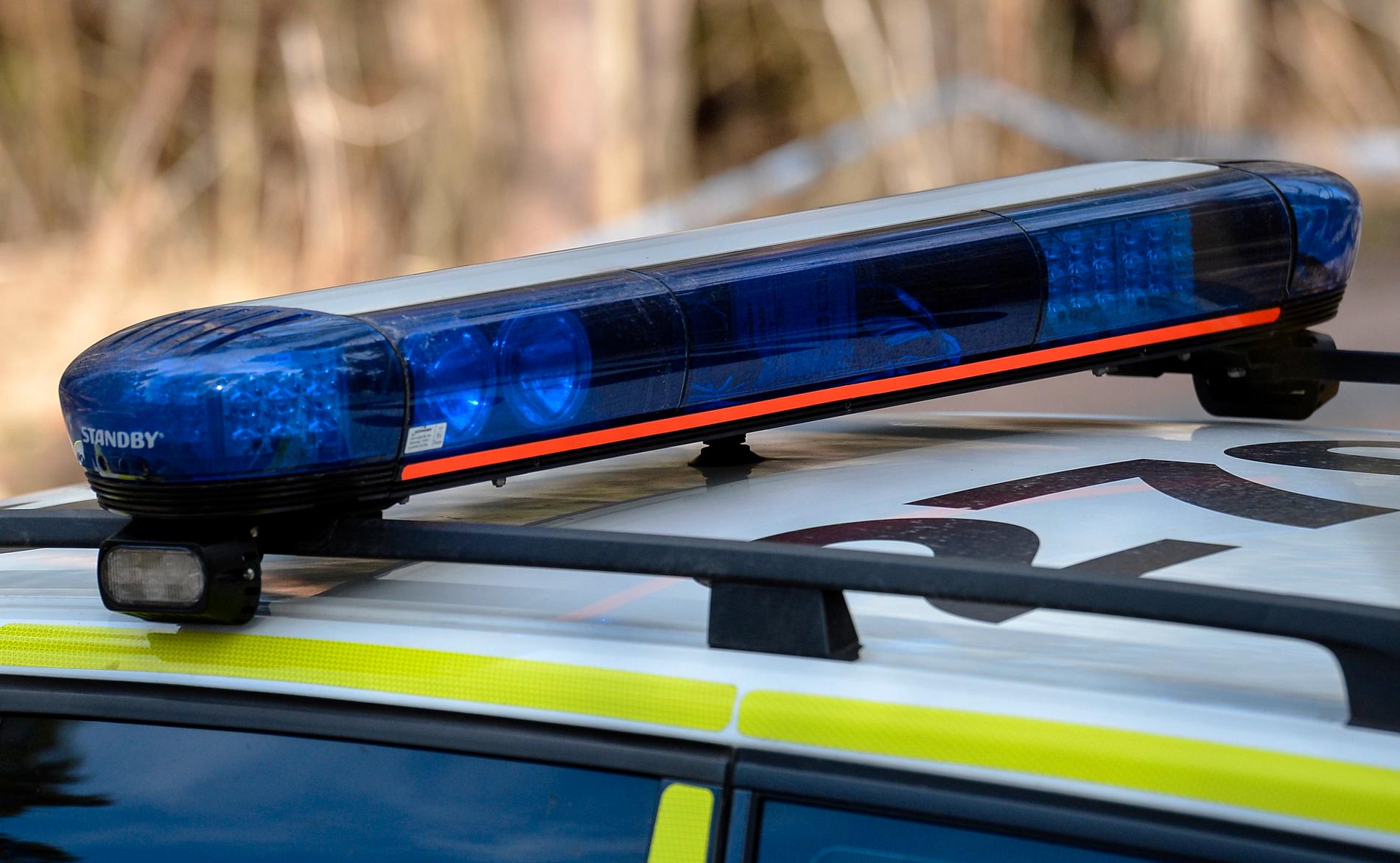 Polisen letar fortfarande efter den person som har stickskadat en person i 20-årsåldern i centrala Visby under fredagen.