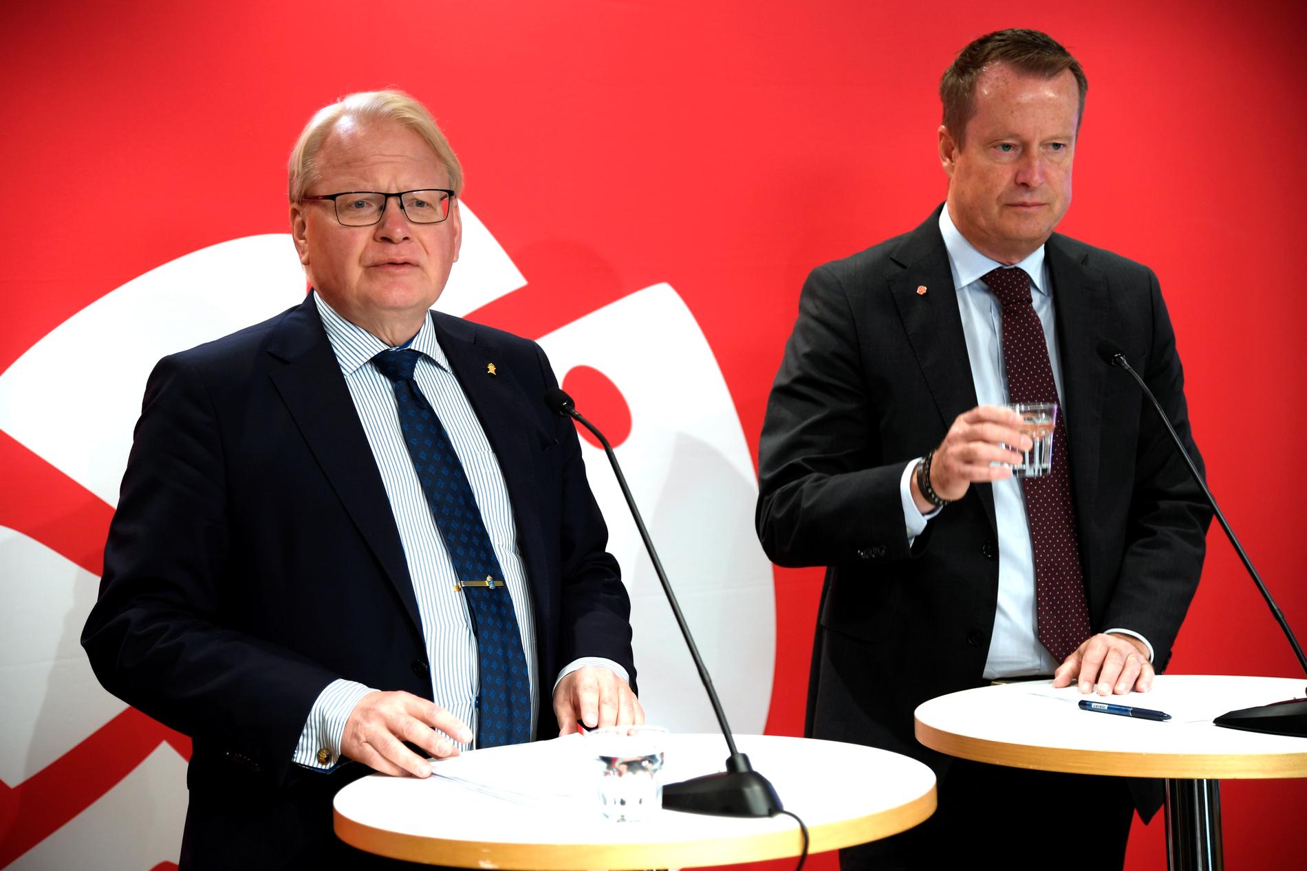 Statsråden Peter Hultqvist och Anders Ygeman (båda S) menar att SD är ett hot mot rikets säkerhet.