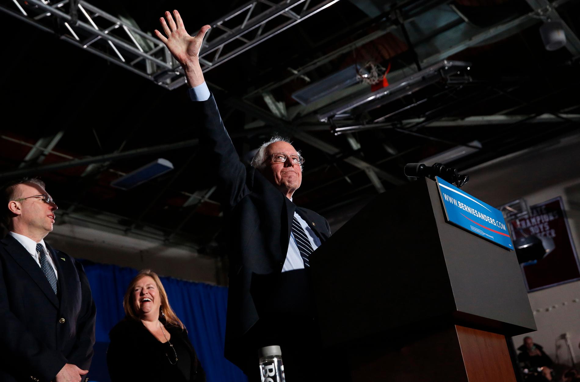 Bernie Sanders vinkar till sina supporters efter att ha vunnit Demokraternas primärval i New Hampshire.