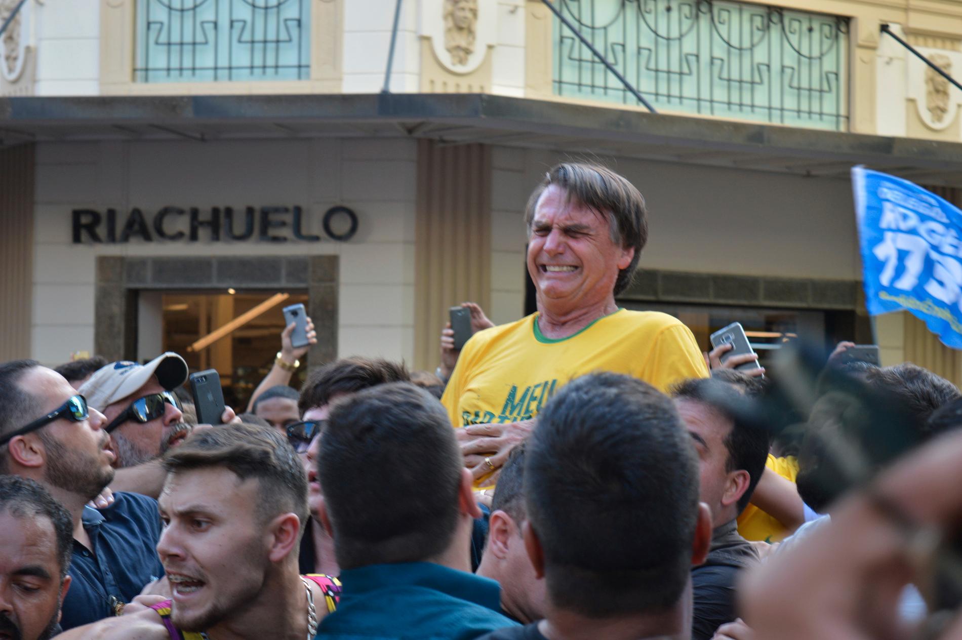 Presidentkandidaten Jair Bolsonaro ögonblicket efter det att han knivhuggits vid ett valmöte i Juiz de Fora.