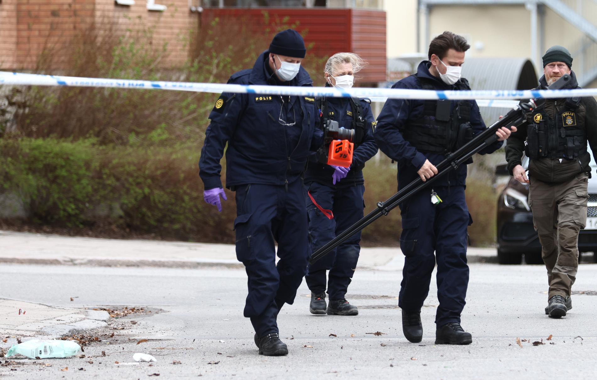 Polis under söndagens insats i centrala Norrköping. 