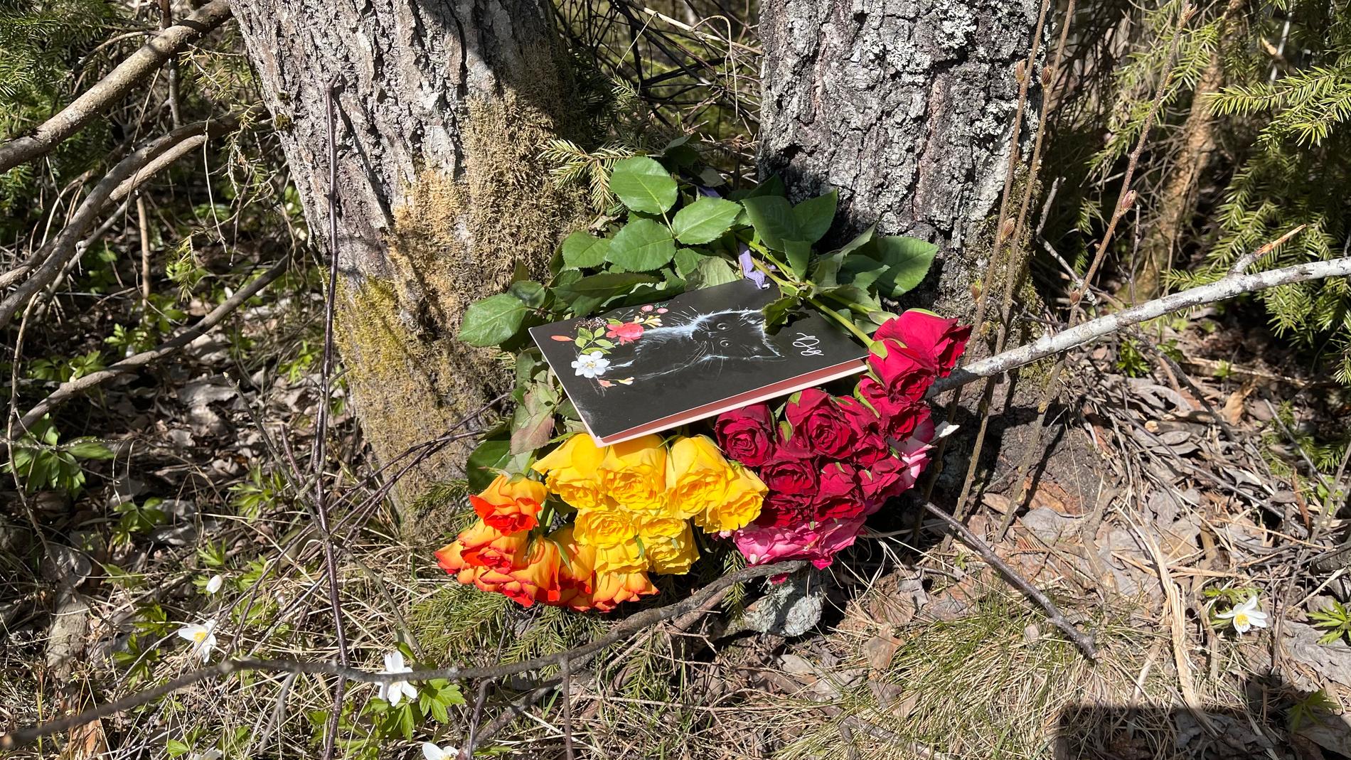 Blommor har lagts vid olycksplatsen.