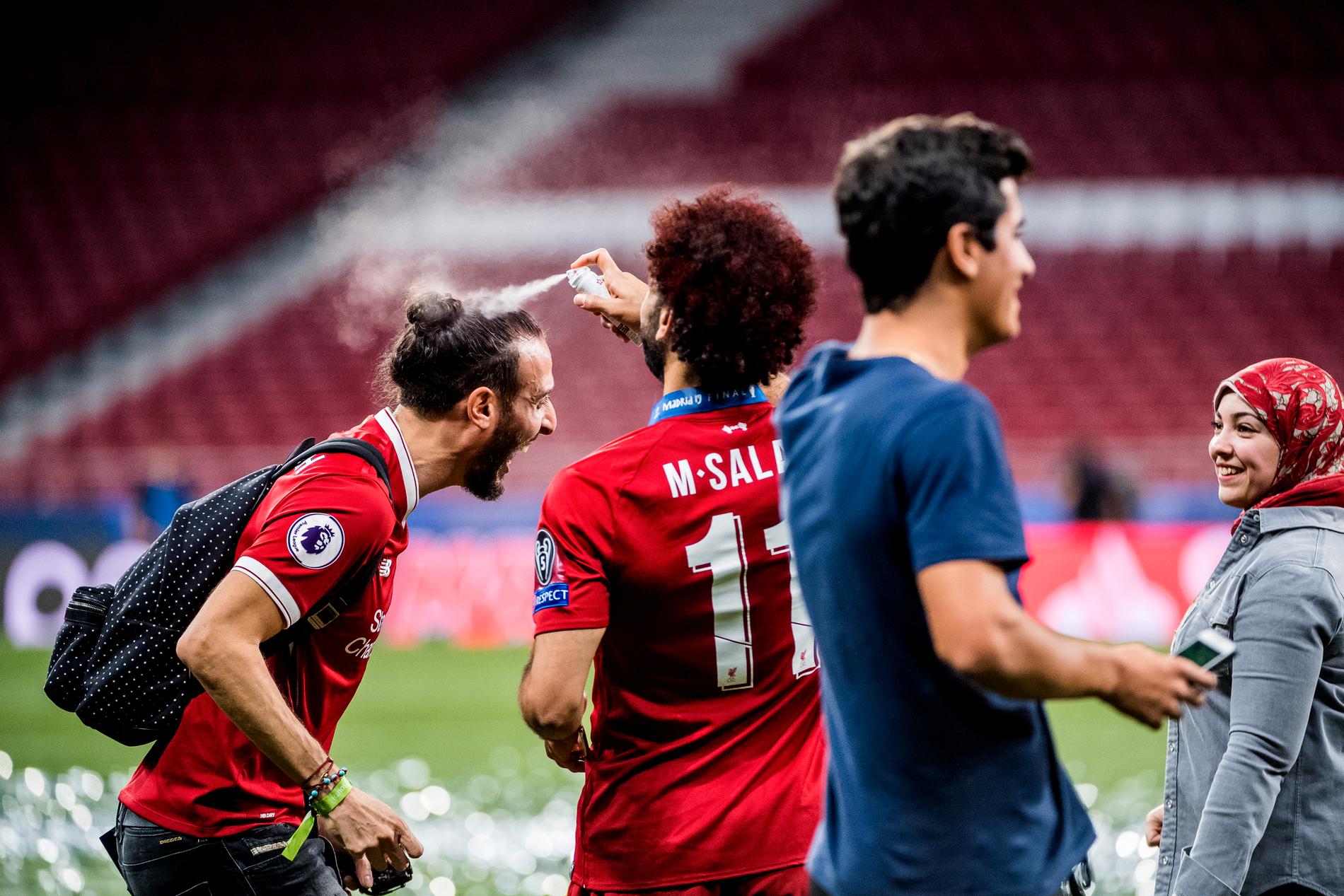 Röd färg i håret på kompisarna. Check. Mohamed Salah styr upp. 