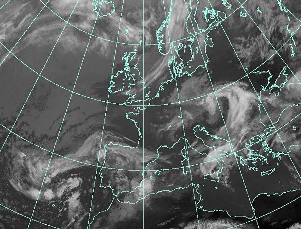 Askmoln På den här satellitbilden kan man se molnet med vulkanaska mellan Island och Skottland. Bilden är tagen klockan åtta i morse. (Klicka för större bild)