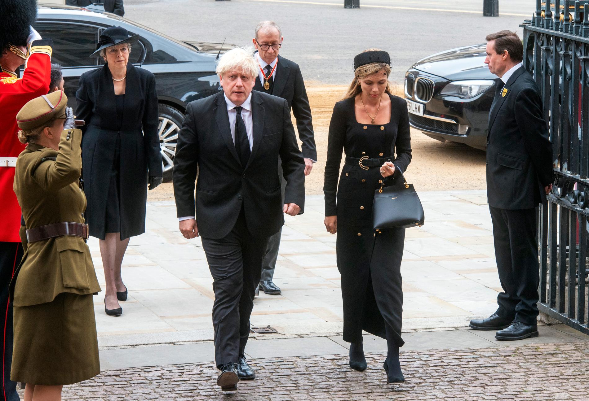 Förre premiärministern Boris Johnson kom tillsammans med hustrun Carrie Johnson. 