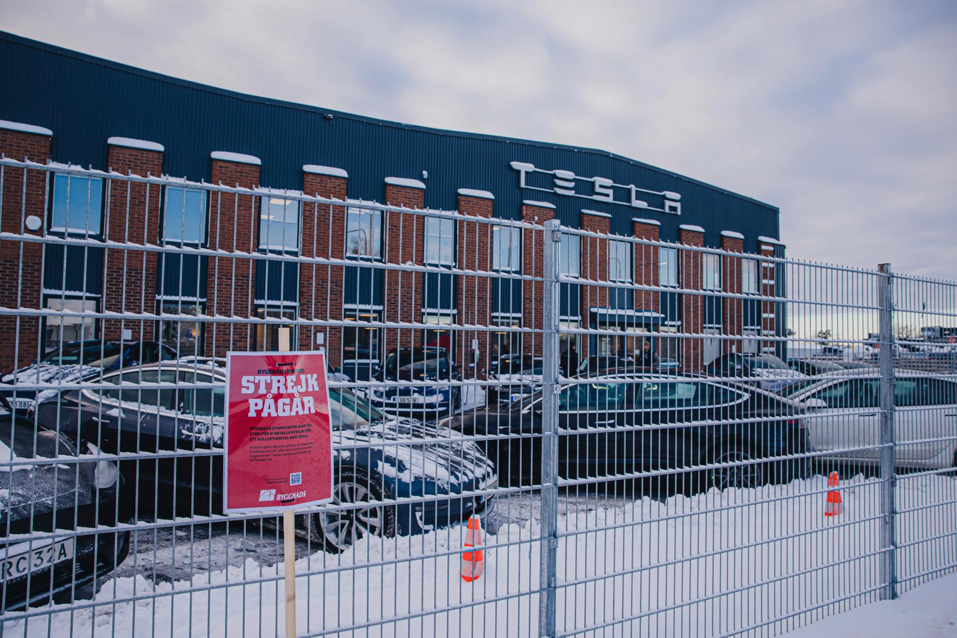 En rad fackförbund befinner sig i konflikt med Tesla eftersom biljätten vägrar att teckna kollektivavtal med fabriksanställda i Sverige.