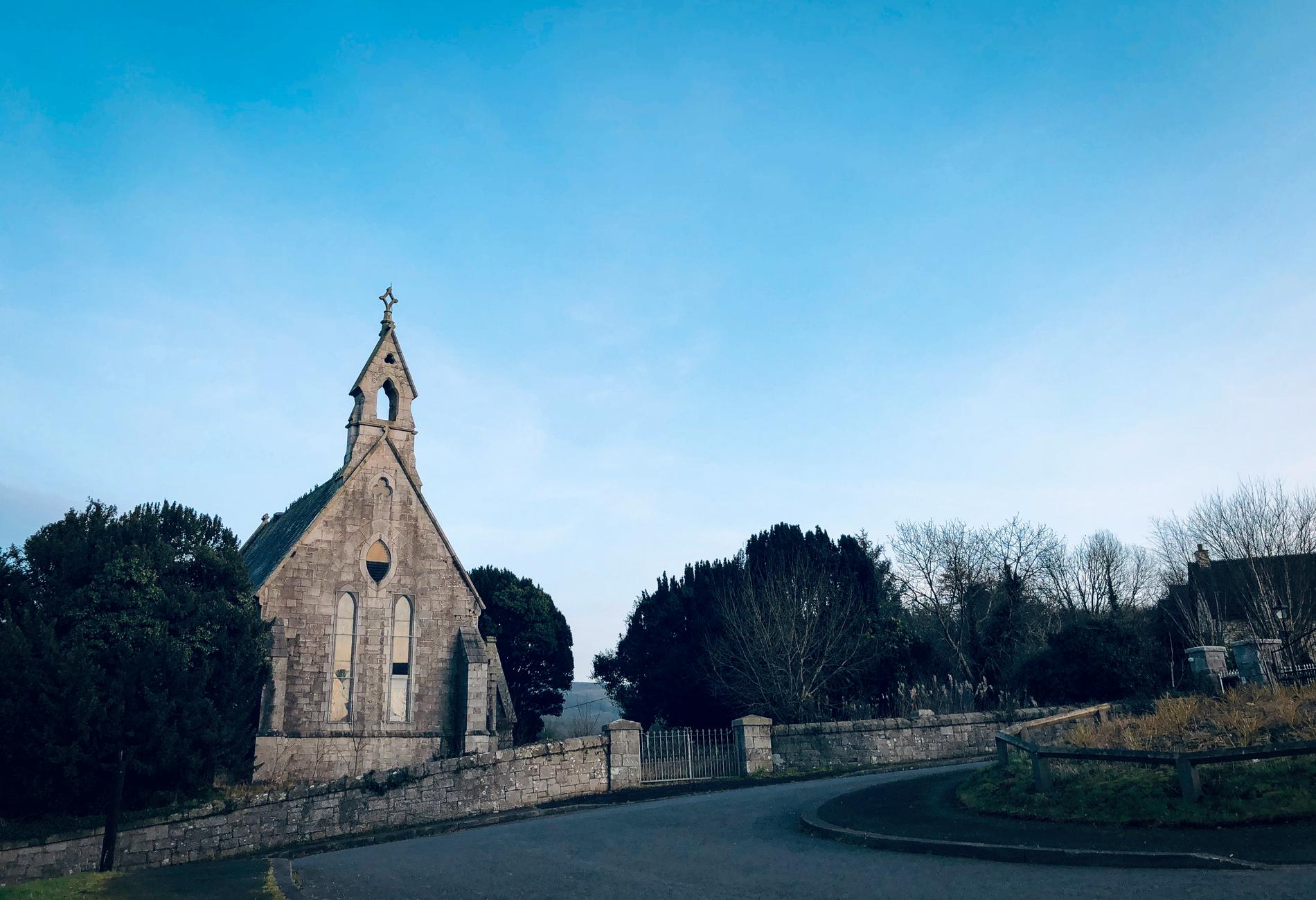 Den gamla kyrkan i Jonesborough ligger i Nordirland. Men kyrkogården på baksidan tillhör Irland.