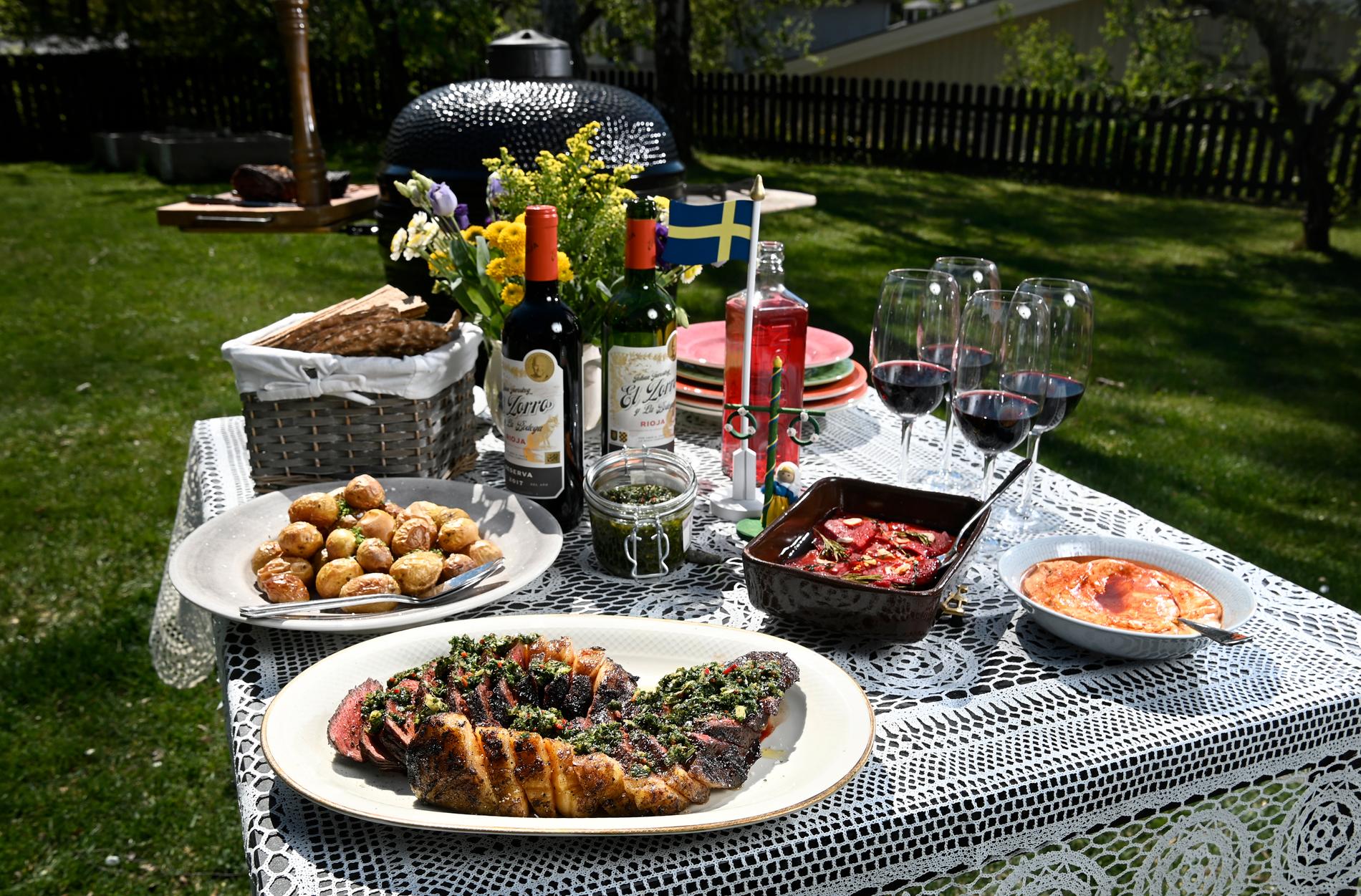 Veckans #Swedengate, om svenskars oförmåga att bjuda på mat, får Nioosha Shams att tänka på den iranska kultur hon också har med sig: ”I Iran har vi något som heter ’tarof’. Det handlar om att bråka i en halvtimme om vem som ska få bjuda den andra på restaurangnotan.” Nioosha Shams har även en uppmaning om midsommarfirande.