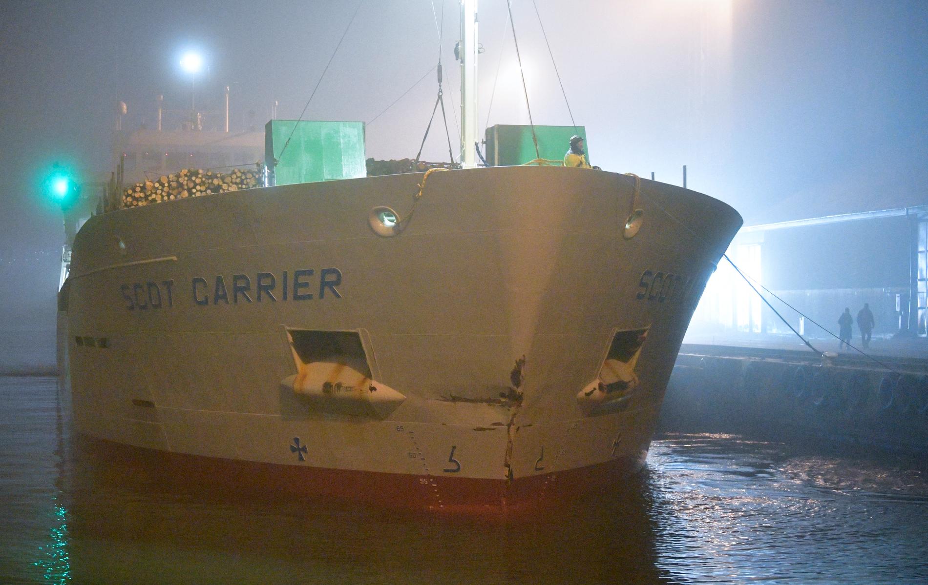 Scot Carrier med skador i fören lägger till i hamnen i Ystad vid 20-tiden på måndagskvällen.