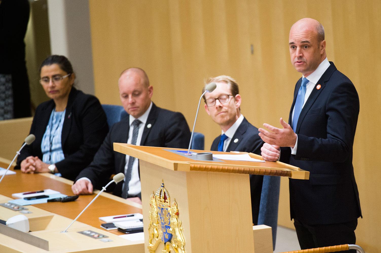 Björn Söder i riksdagen när Fredrik Reinfeldt avtackas, tillsammans med de båda andra vice talmännen Esabelle Dingizian och Tobias Billström.
