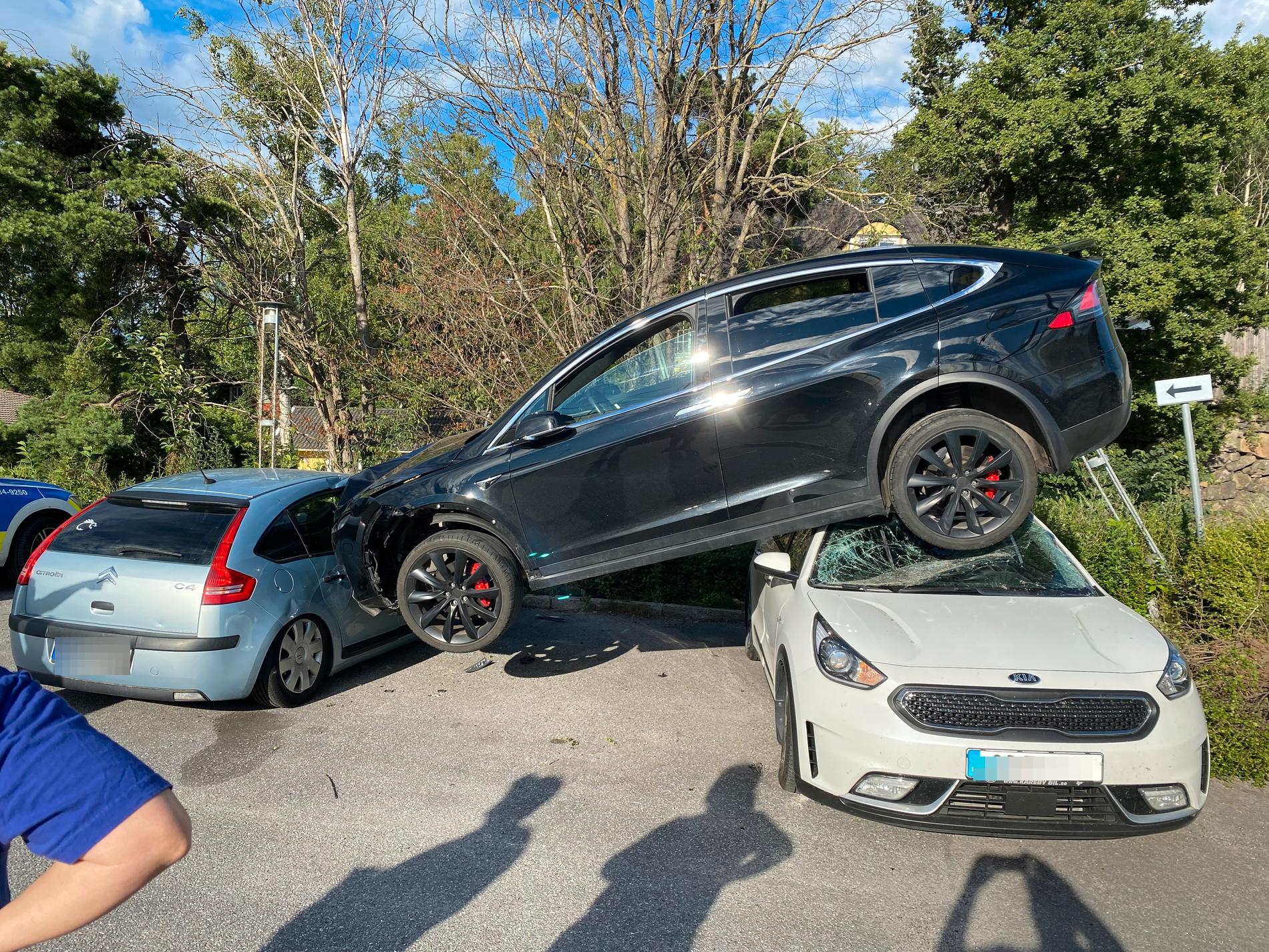Teslan hade flugit över en bil och såg ut att hänga i luften.