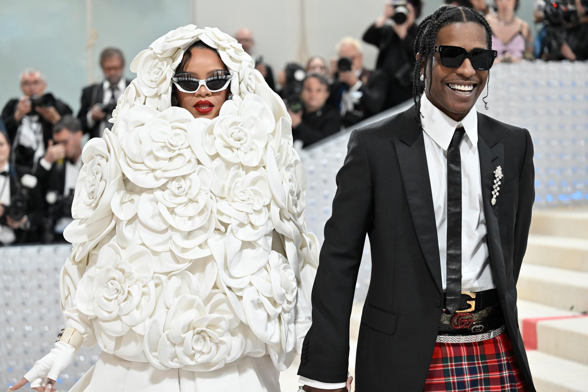 Rihanna och Asap Rocky på galan 2023, då hedrades designern Karl Lagerfeld.