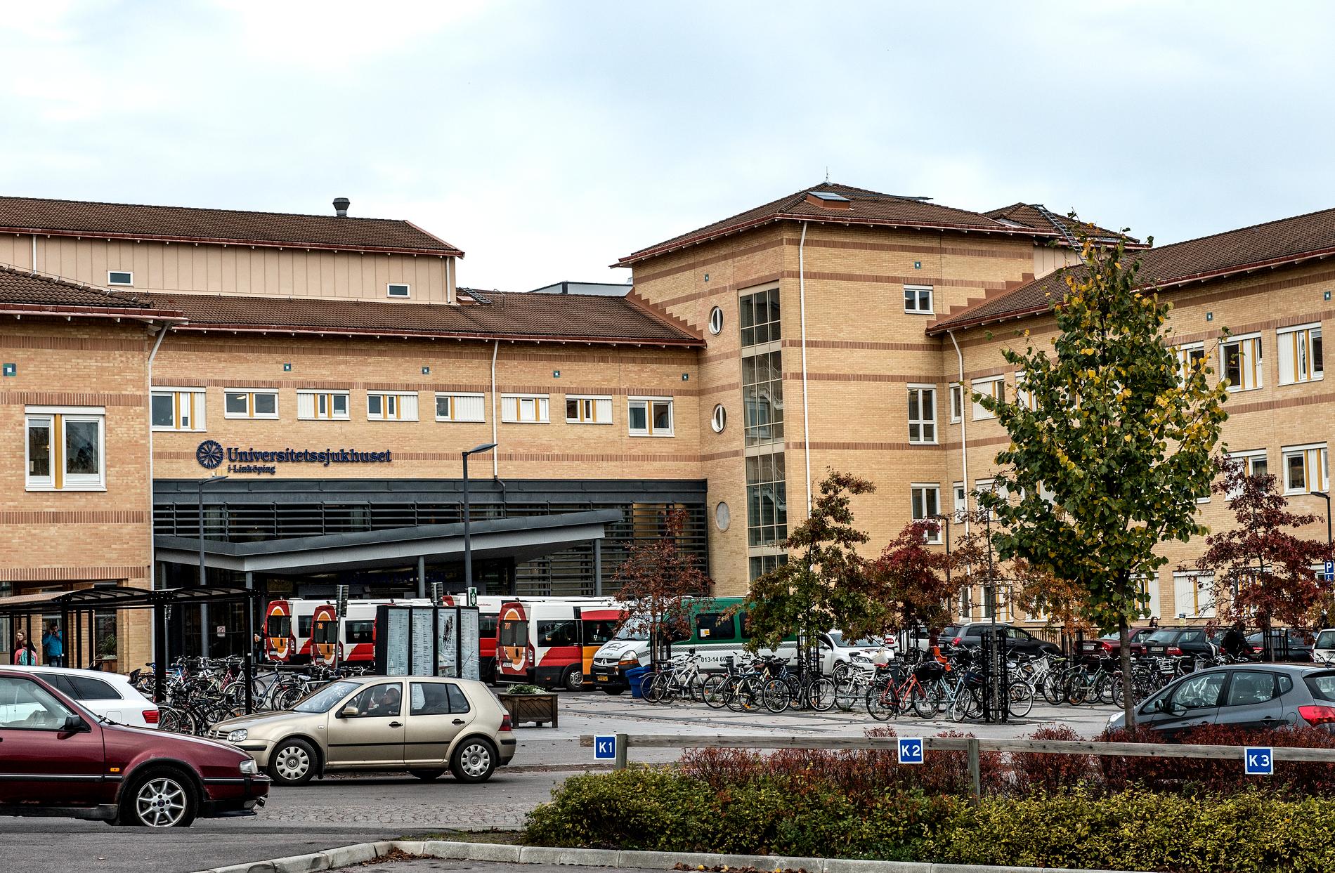 Mannen har förts med ambulans till universitetssjukhuset i Linköping. Arkivbild.