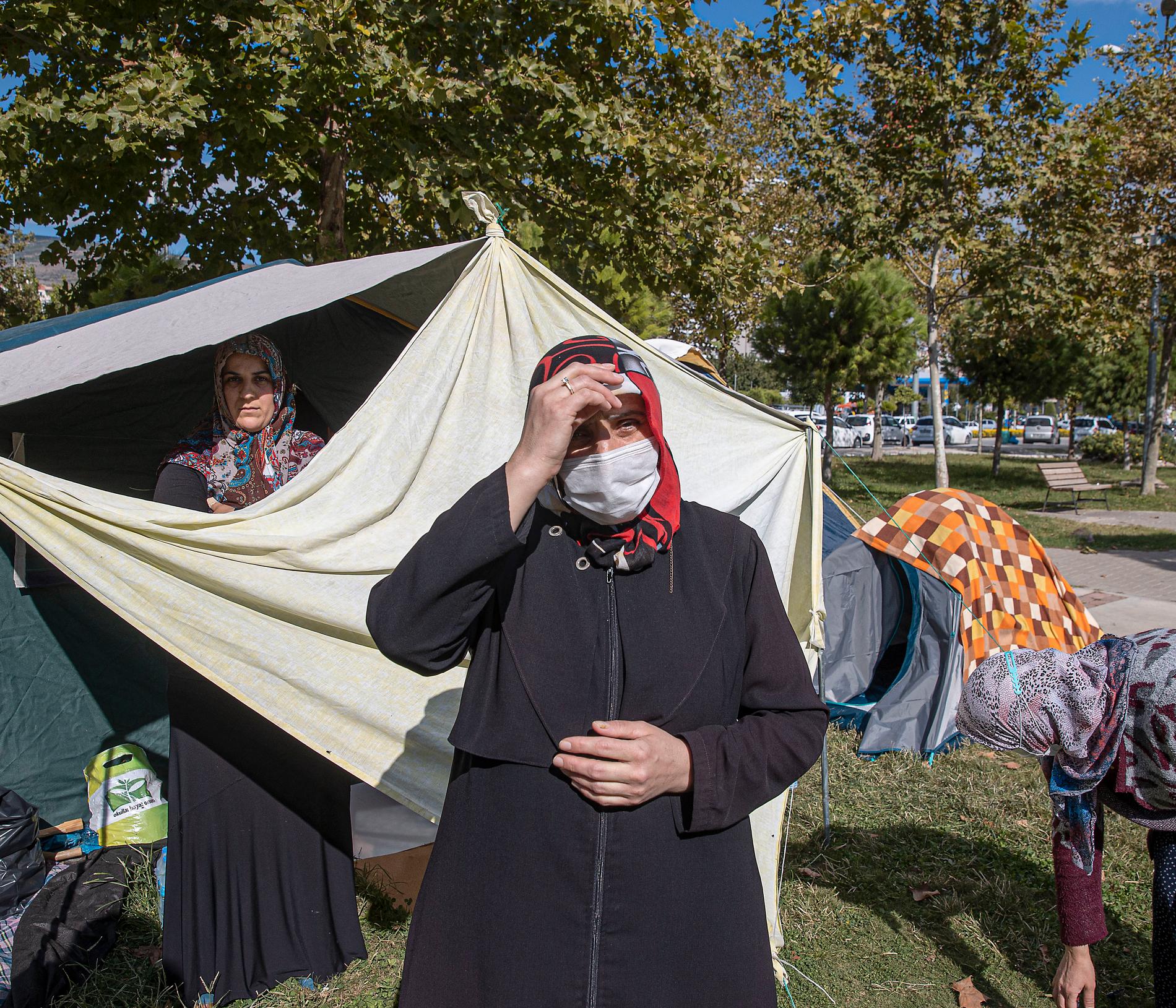 Aysel Yildiz har flyttat ut med hela sin familj. Totalt delar elva personer på tre små tält.