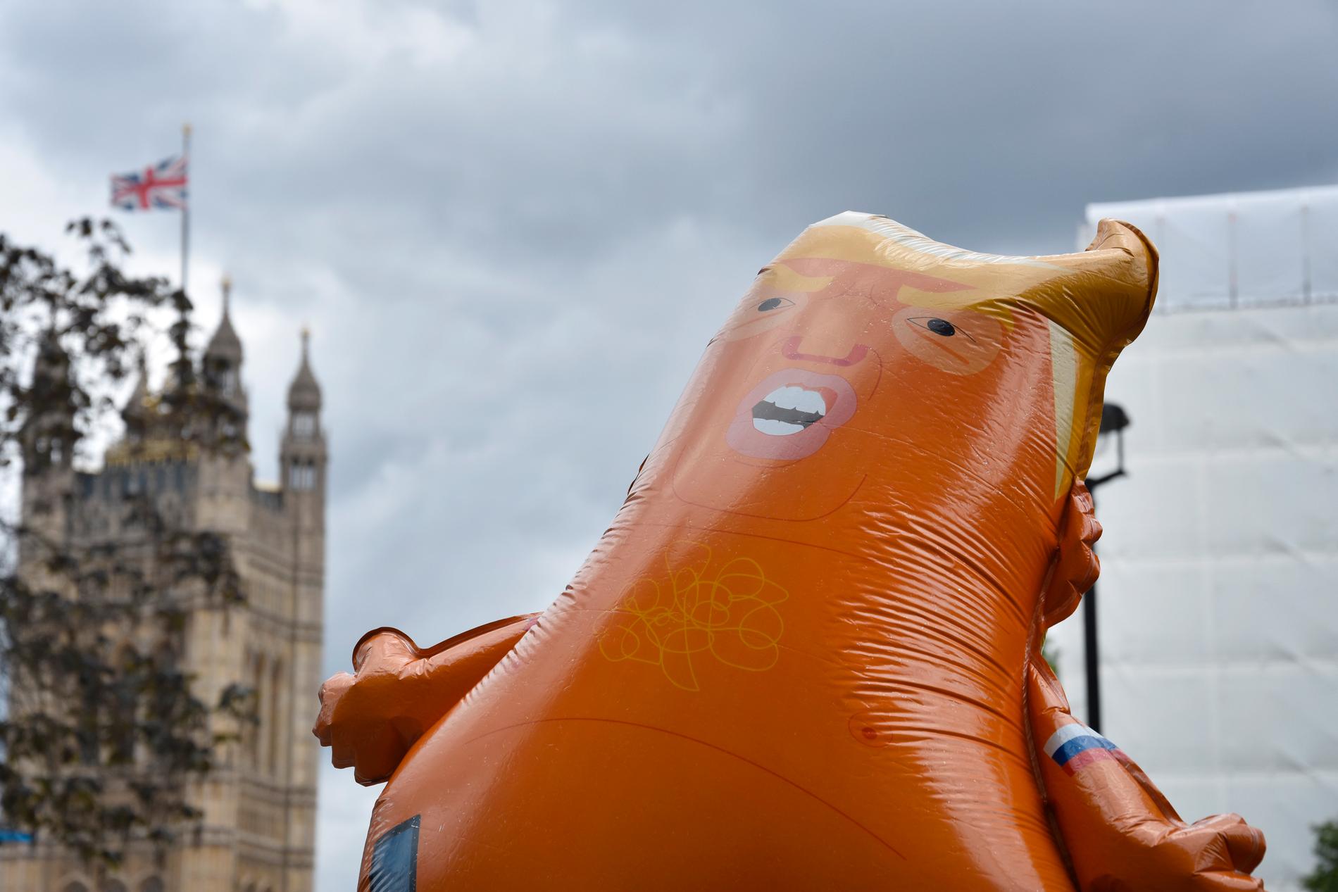 En miniballong av Baby-Trump seglar i luften utanför Westminster Abbey i London. En klar majoritet i den brittiska huvudstaden är motståndare till USA-presidentens politik.