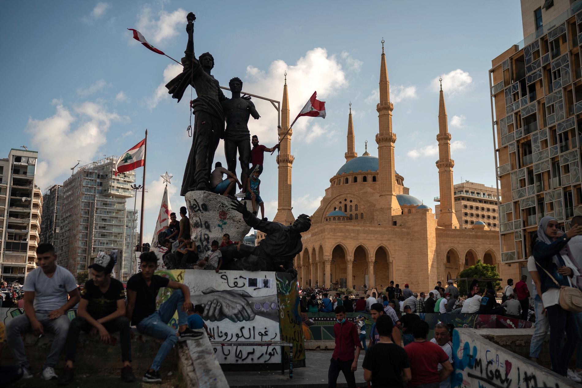 Folk samlas på Martyrtorget i centrala Beirut för att protestera mot den politiska eliten under söndagen, dagen innan regeringen meddelade sin avgång.