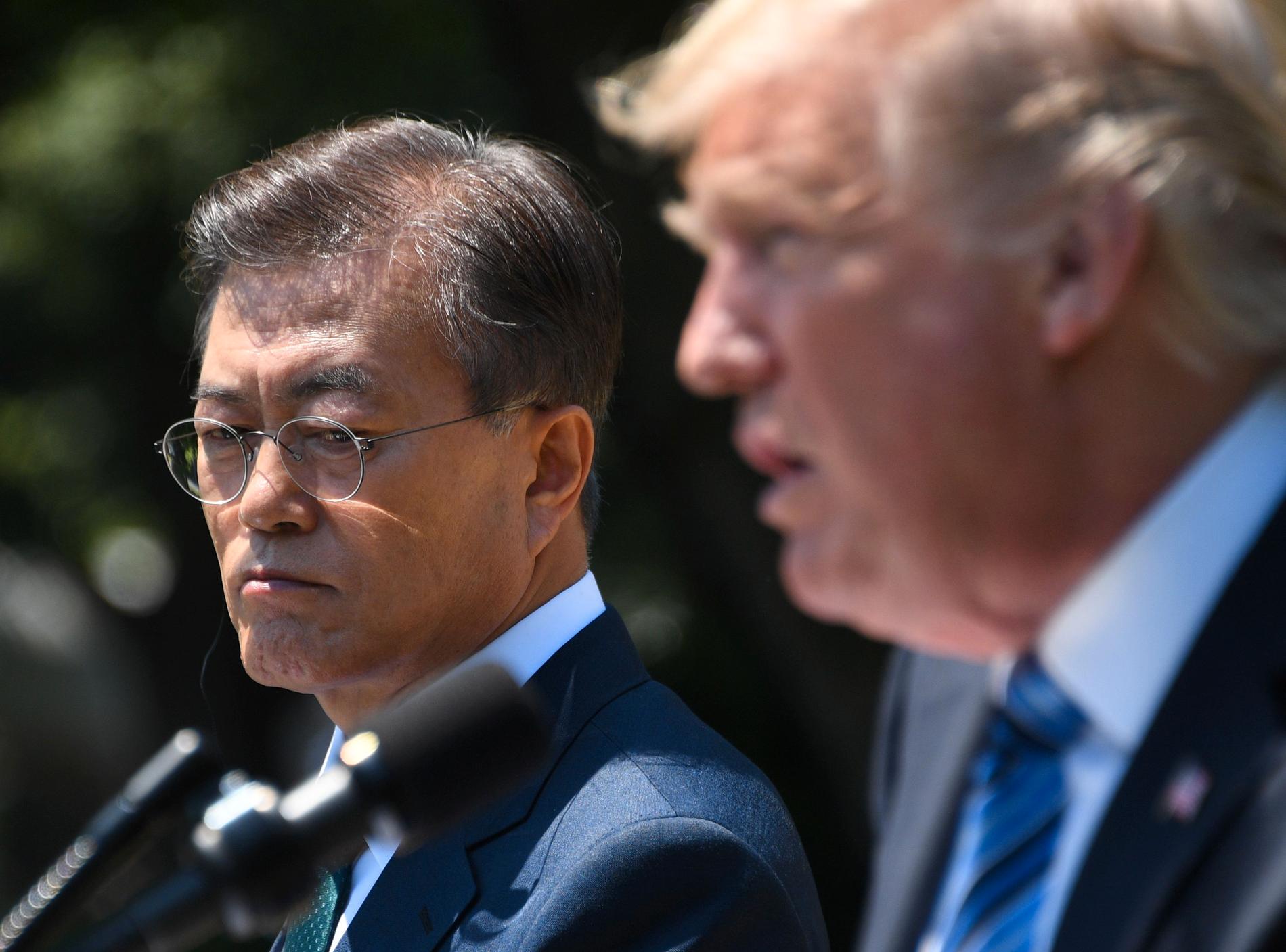 Sydkoreas president Moon Jae-In och USA:s president Donald Trump vid en gemensam presskonferens i juni 2017. 