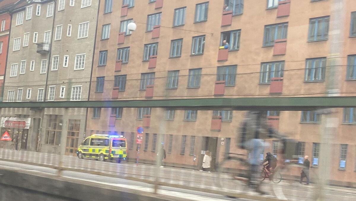 Ambulans på plats på bron. 
