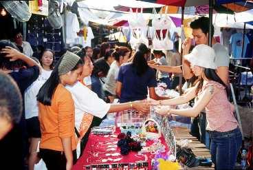 Kläder, smycken, prylar... På Chatuchak weekend market, Bangkoks mest kända marknad, kan man handla det mesta.