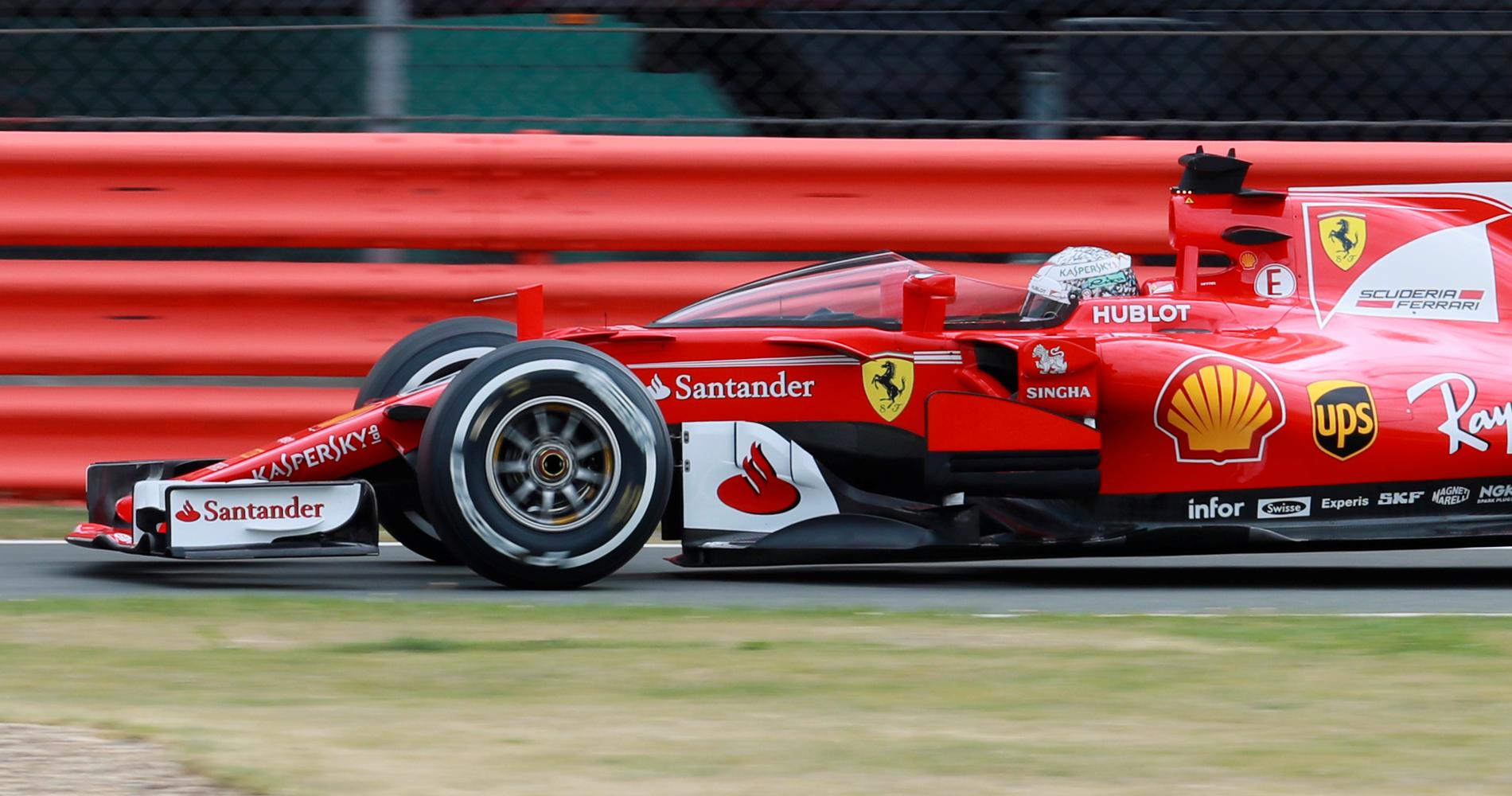 Sebastian Vettel testar det nya skyddet