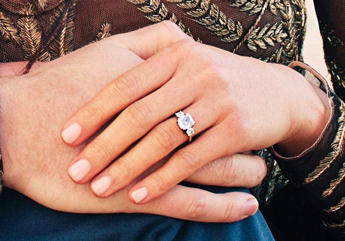 Förlovningsringen består av en diamant från Botswana och två mindre från prinsessan Dianas privata samling.