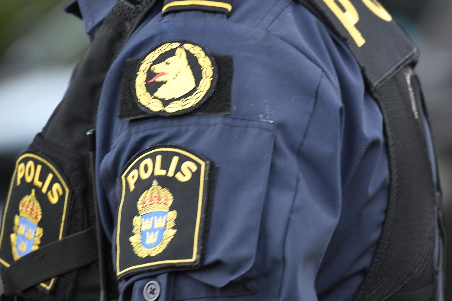 En man i 20-årsåldern har förts till sjukhus efter att ha blivit knivhuggen vid Järntorget i centrala Göteborg.