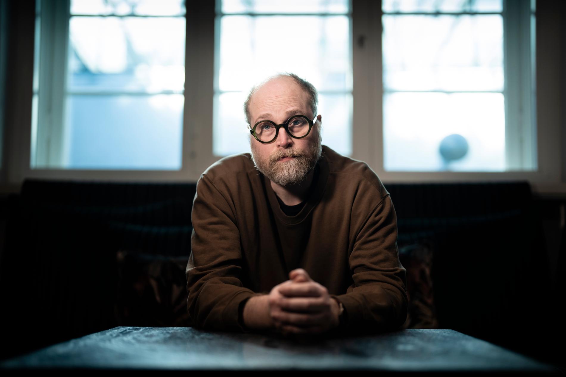 Andreas Lundberg tilldelades Aftonbladets litteraturpris 2021 för sin romansvit. ”Kort världshistoria med figurer” är hans första diktsamling.