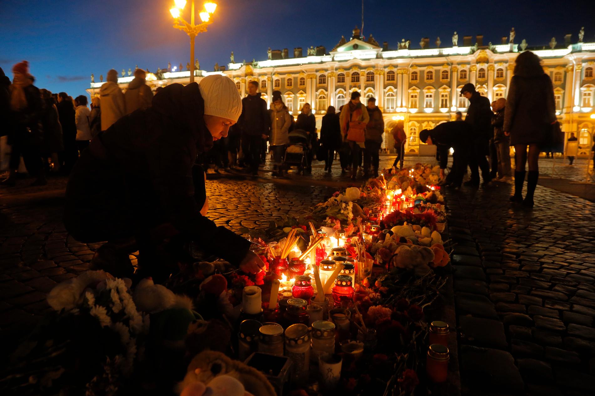 Sorg över offren för flygkraschen vid Dvortsovayatorget i St Petersburg, Ryssland.