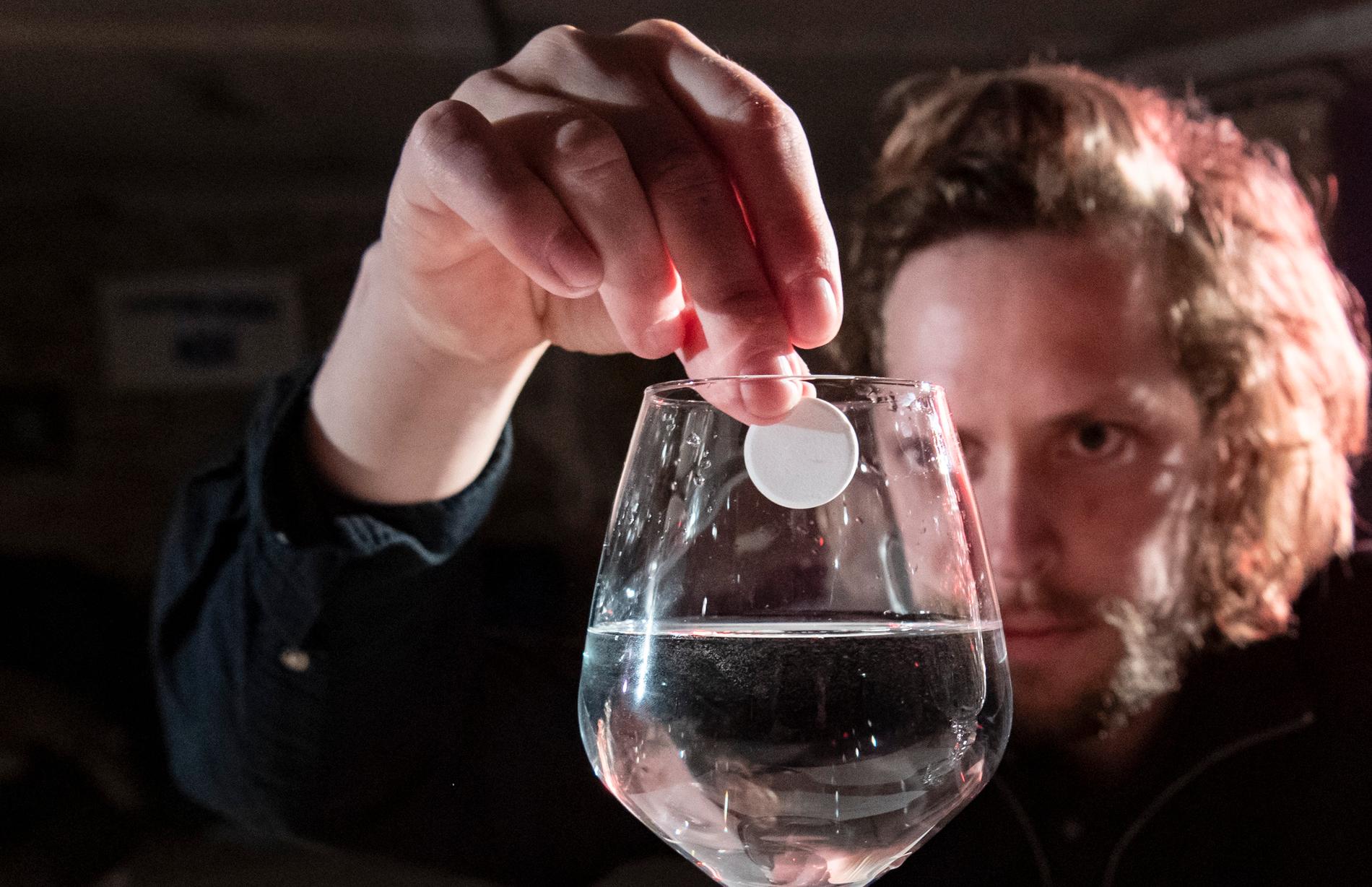 "För mig är det något lugnande och fint i det här ljudet – och nostalgiskt", säger Malmökonstnären Alexander Höglund om det spröda, lite fräsande ljudet av en brustablett som läggs i ett glas vatten.