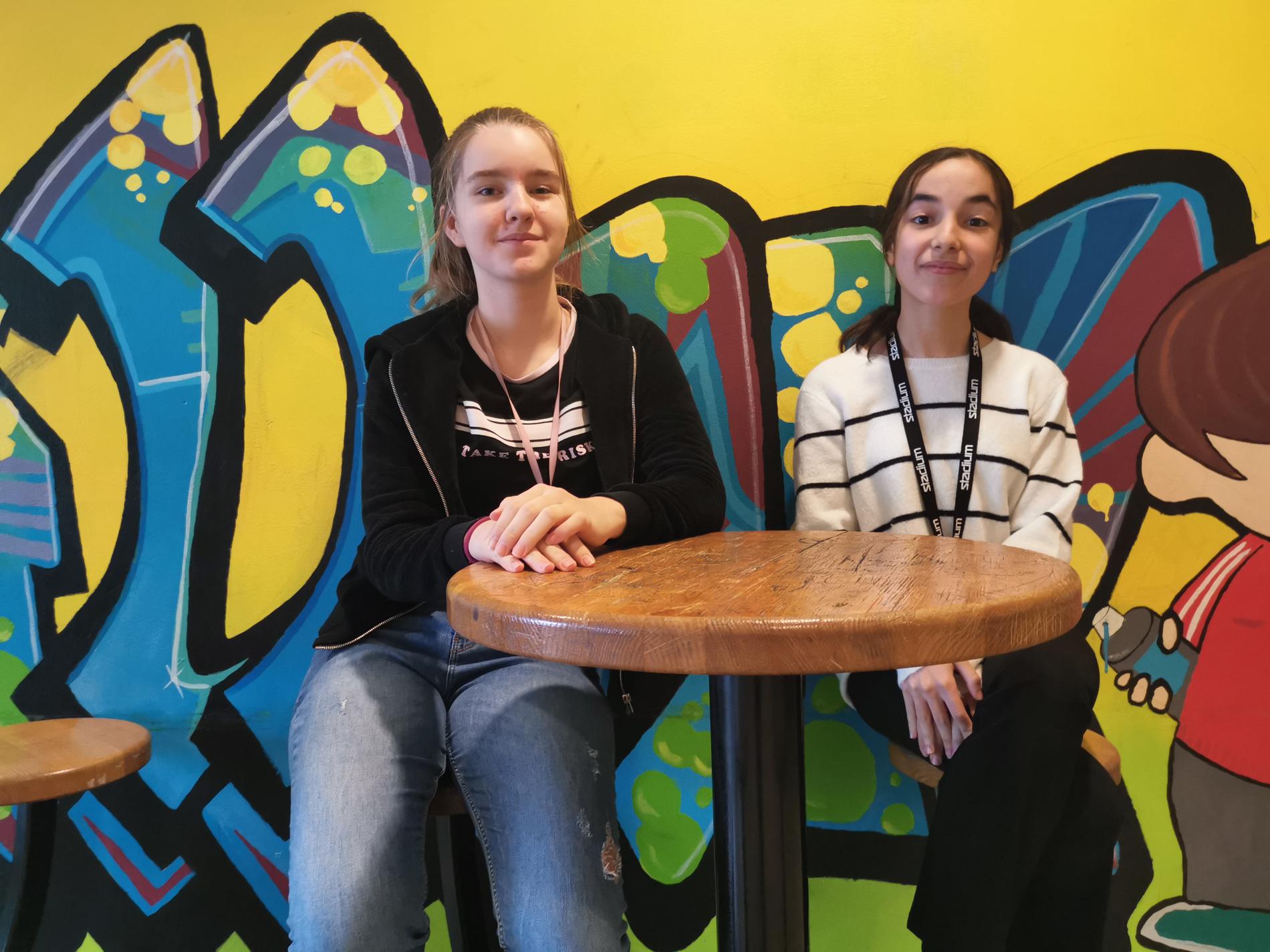 Dominika Szefler, 13, och Selma Laouar, 14, går i klass 7A på Möllevångsskolan.