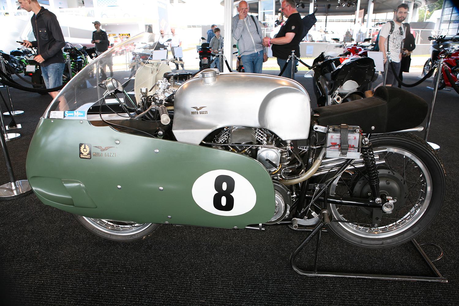 En hoj för riktiga våghalsar. Eller vad sägs om att dra på fullt med denna Moto Guzzi 500 V8 byggd 1957?