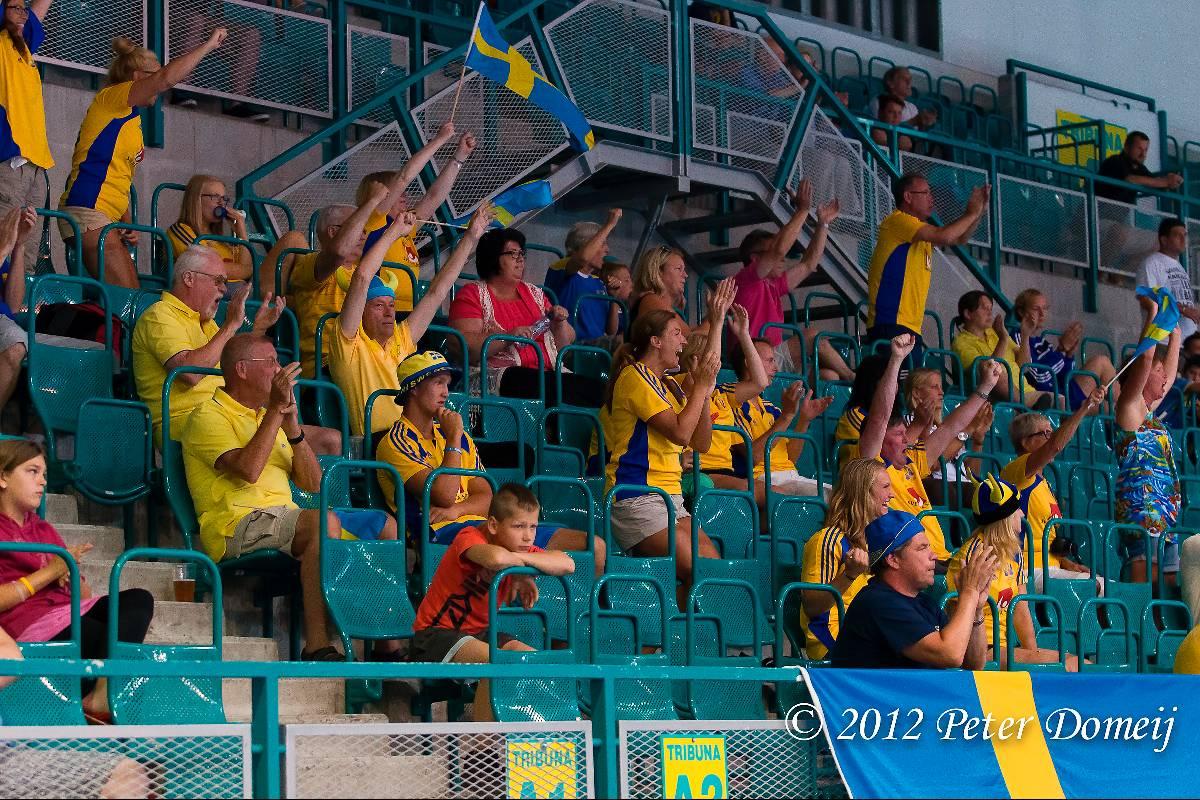 BÄSTA STÖDET Från läktarplats hyllades det svenska laget.