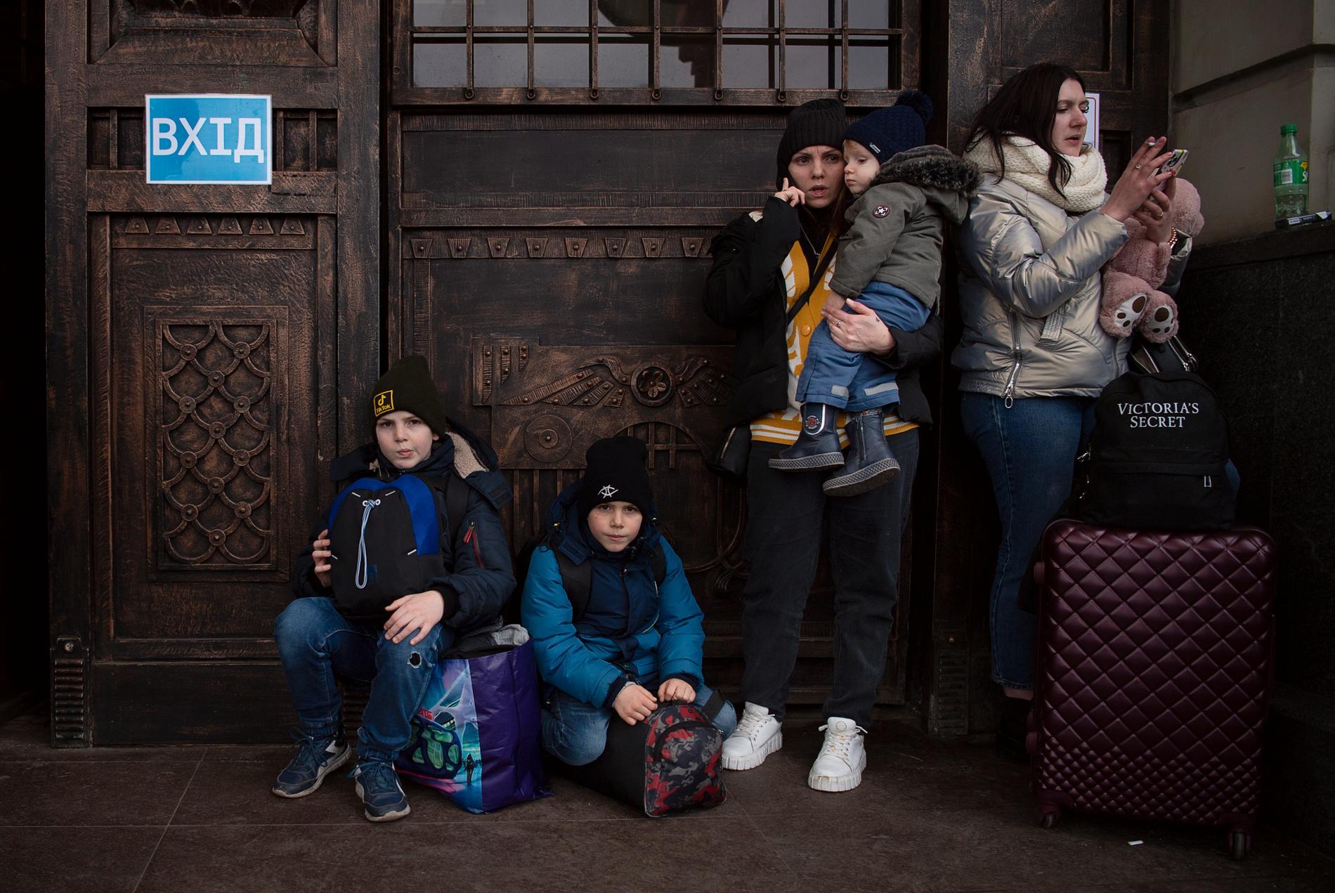 På centralstationen i Lviv samlas människor från hela Ukraina för att fly landet.