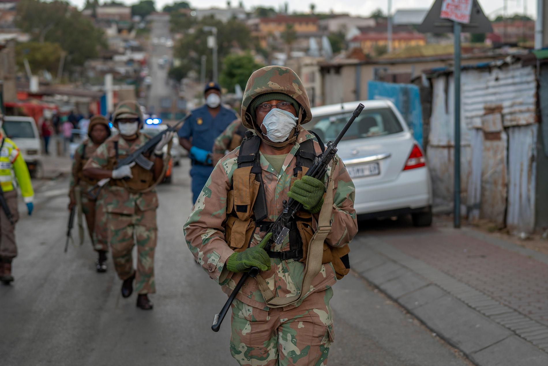 Sydafrikansk militär patrullerar i Johannesburg.