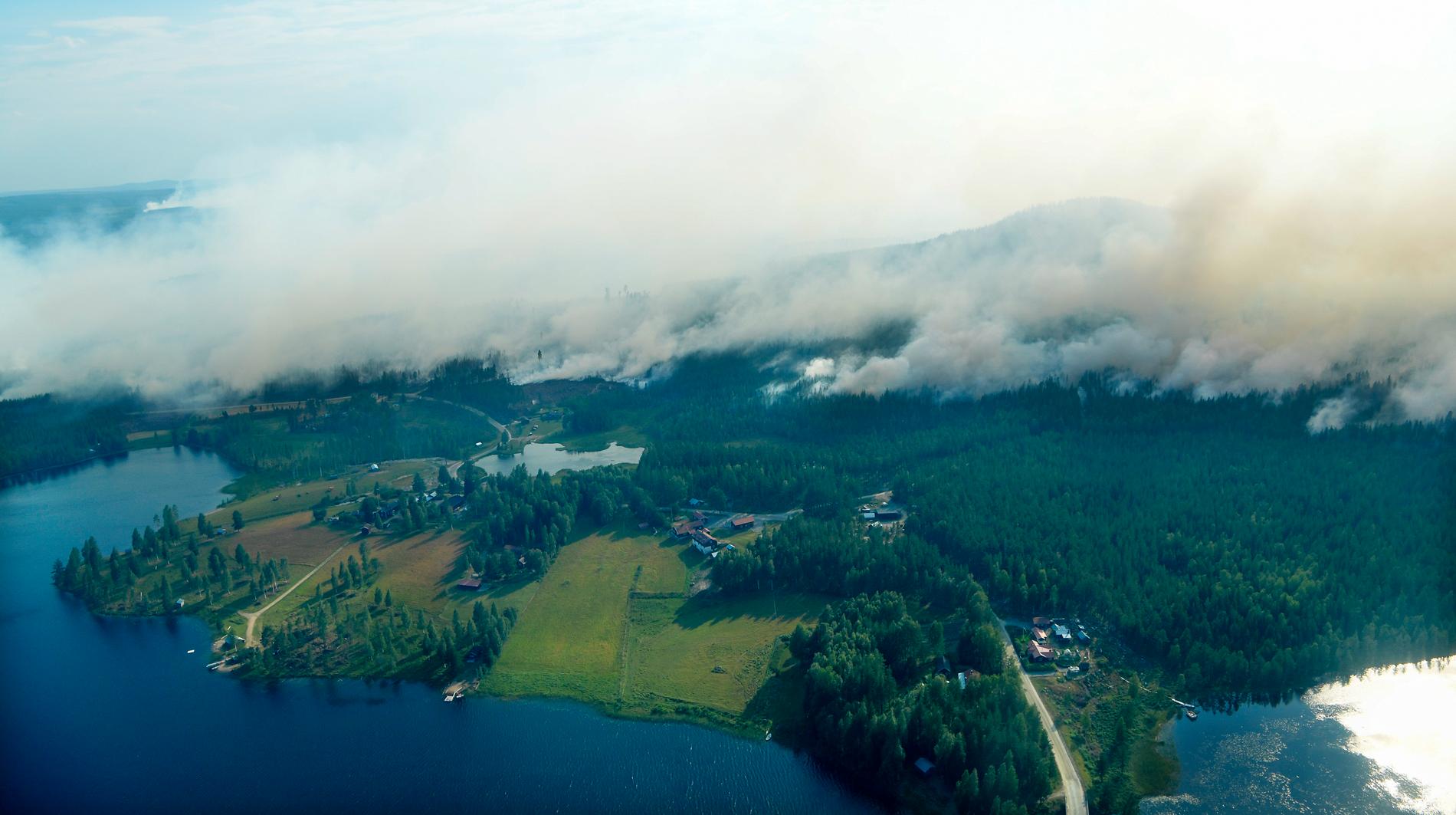 Röken ligger tät över brandområdena i Ljusdals kommun.