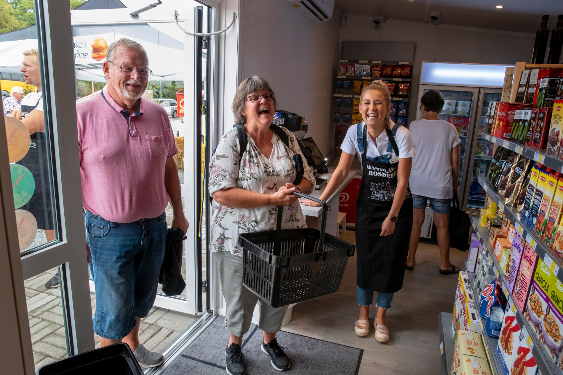 64-åriga Irene och maken Åke Moberg, 69. –Äntligen! Nu behöver man inte köra ner till Tomelilla, utan nu kan man gå och inhandla vad man vill ha, säger Irene.