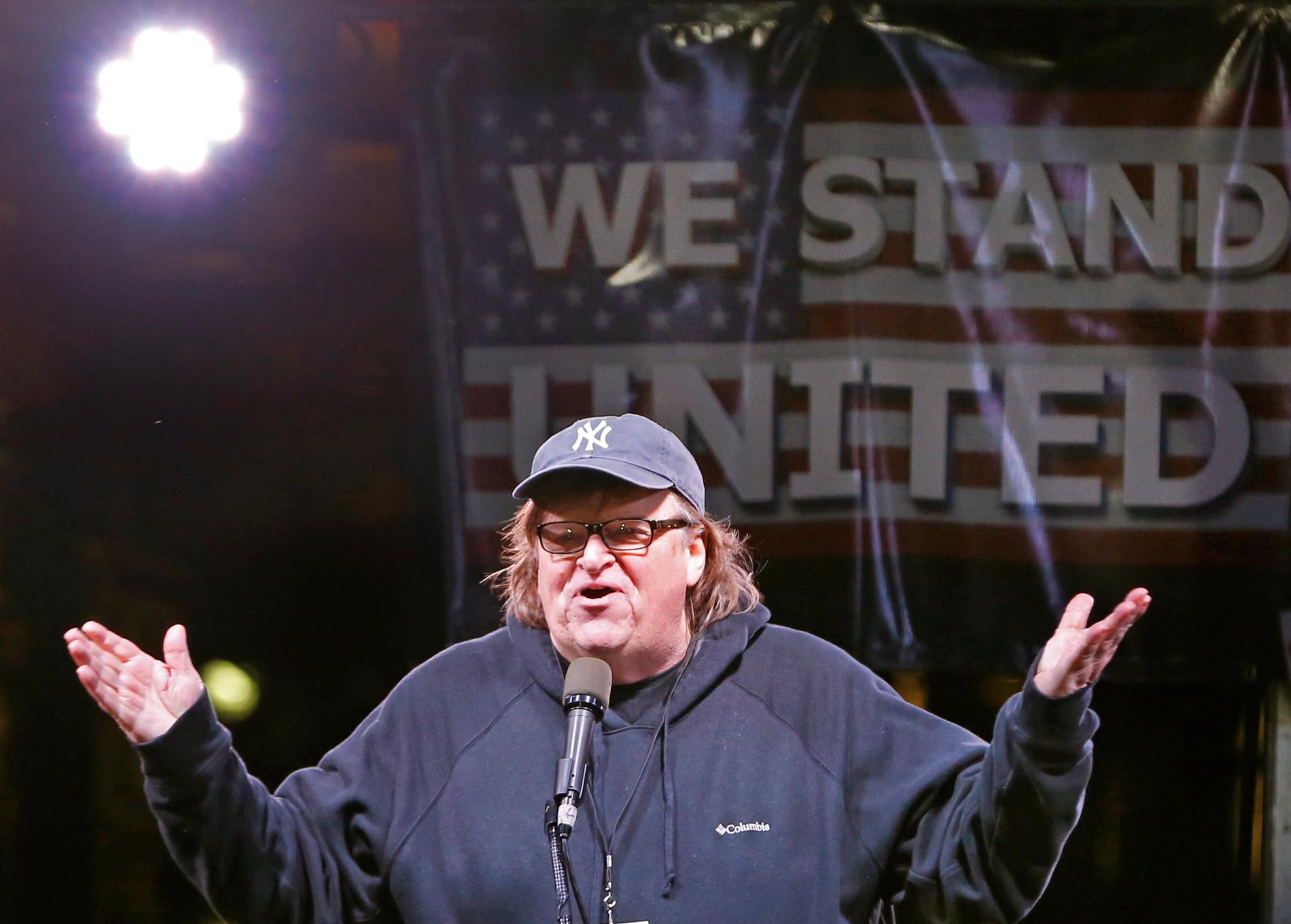 Michael Moore talar på ett anti-Trumpmöte i New York tidigare i år. 